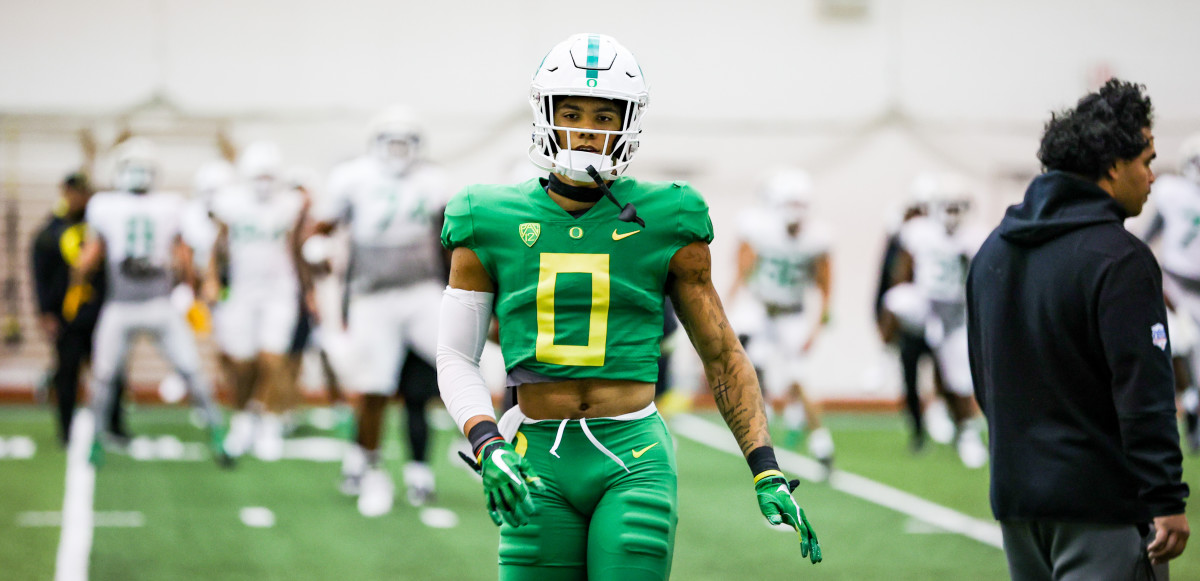 Christian Gonzalez projects to be Oregon's top cornerback to start the 2022 season.